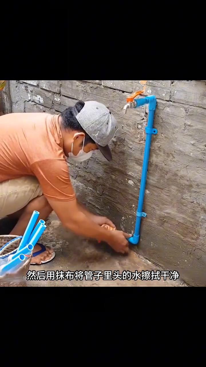 水管增压装置。
这小伙绝对是个天才，只用4个塑料瓶就帮丈母娘解决了困扰多年的水压