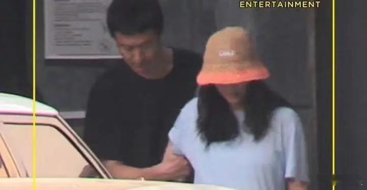 【#王传君妻子疑似诞下二胎#】#王传君疑迎家庭新成员# 近日，王传君被频繁目击带