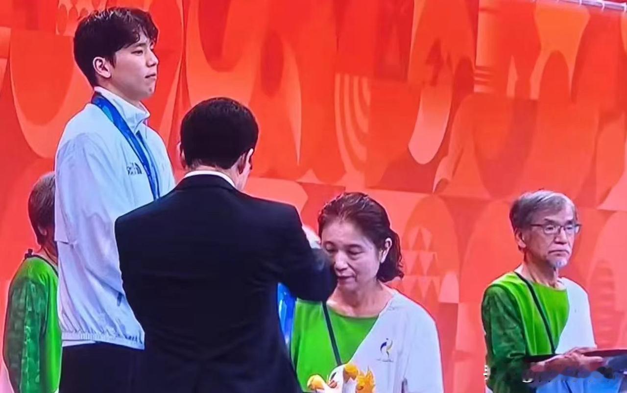 但换个角度看，这其实也挺好。

难道繁荣就只能靠年轻俊男美女来代表吗？这恰恰是坦