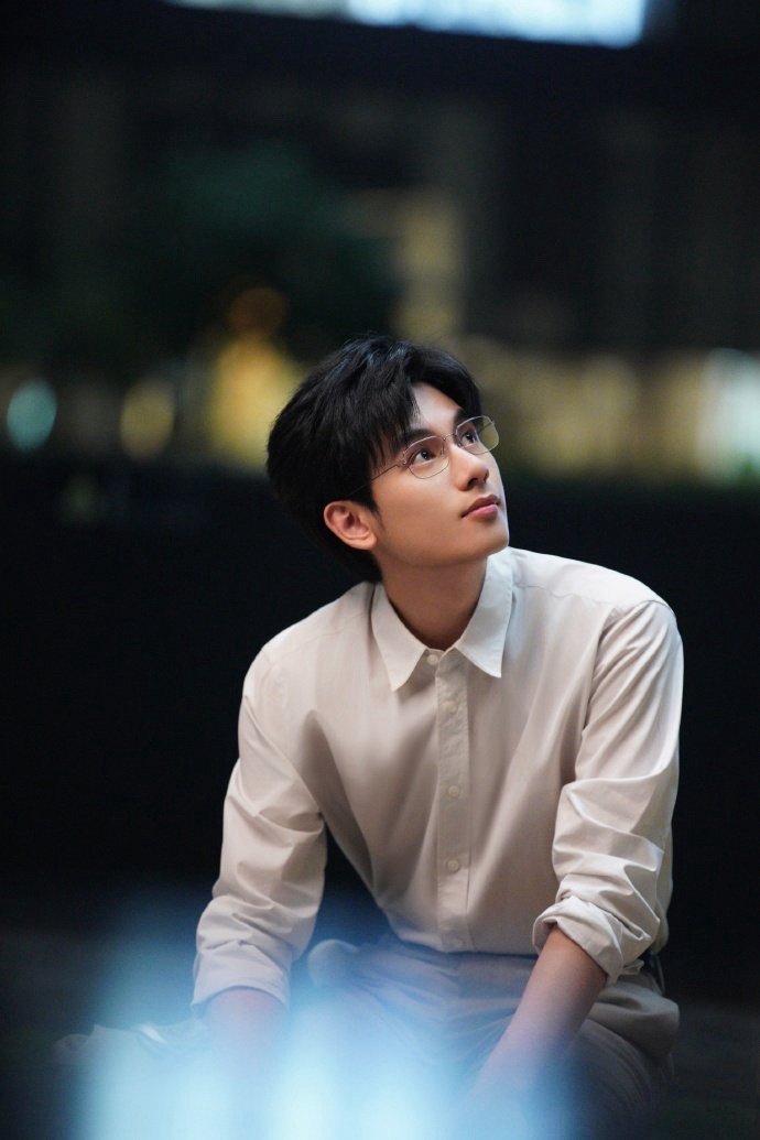 胡先煦这人夫感真的是要溢出屏幕了啊！怎么可以这么苏啊！我真的是要被狠狠迷死了啊！