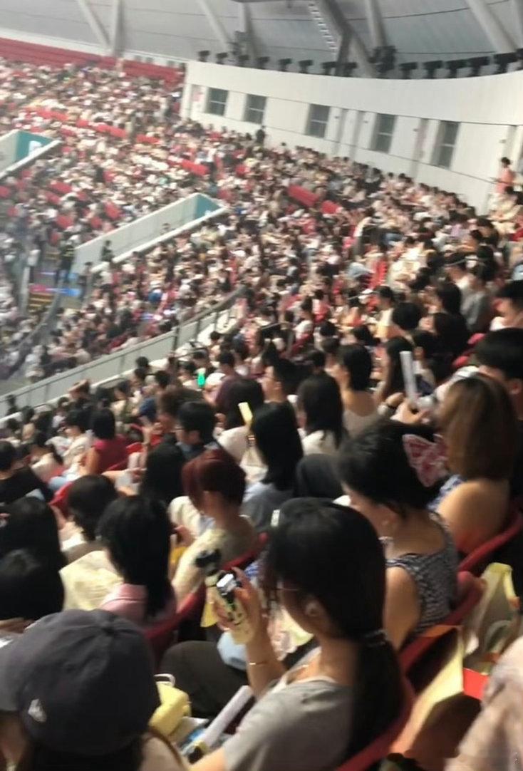 陈卓璇演唱会上座率现场上座率真的很夯🔥放眼望去场馆座无虚席，满场观众的热情扑面