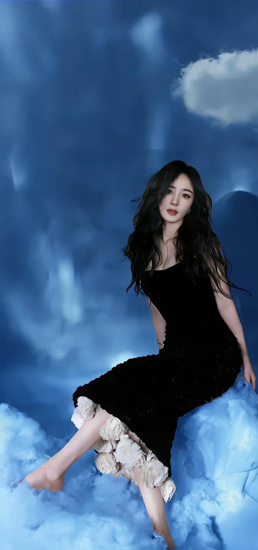 美女壁纸～杨幂，她在云间舒展，在光影里呼吸，在木色里沉静，在水波里闪耀。
裙裾流