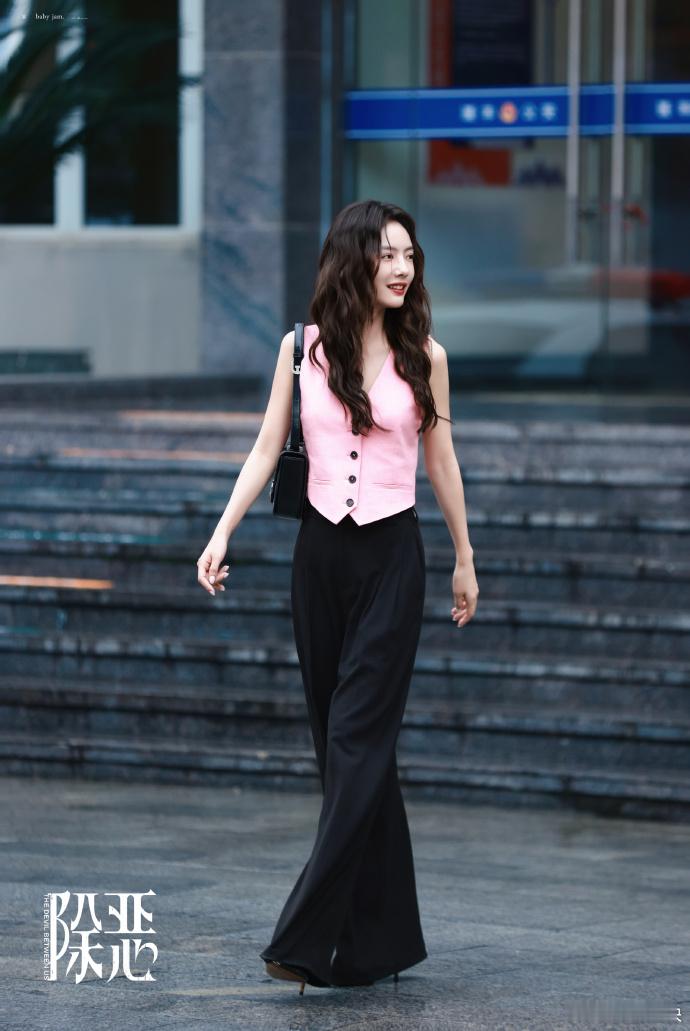 蔡文静新剧在教一种很刑的学程恳找李晓雅讨教卖货技巧，从受众到优势学了个遍。越学越