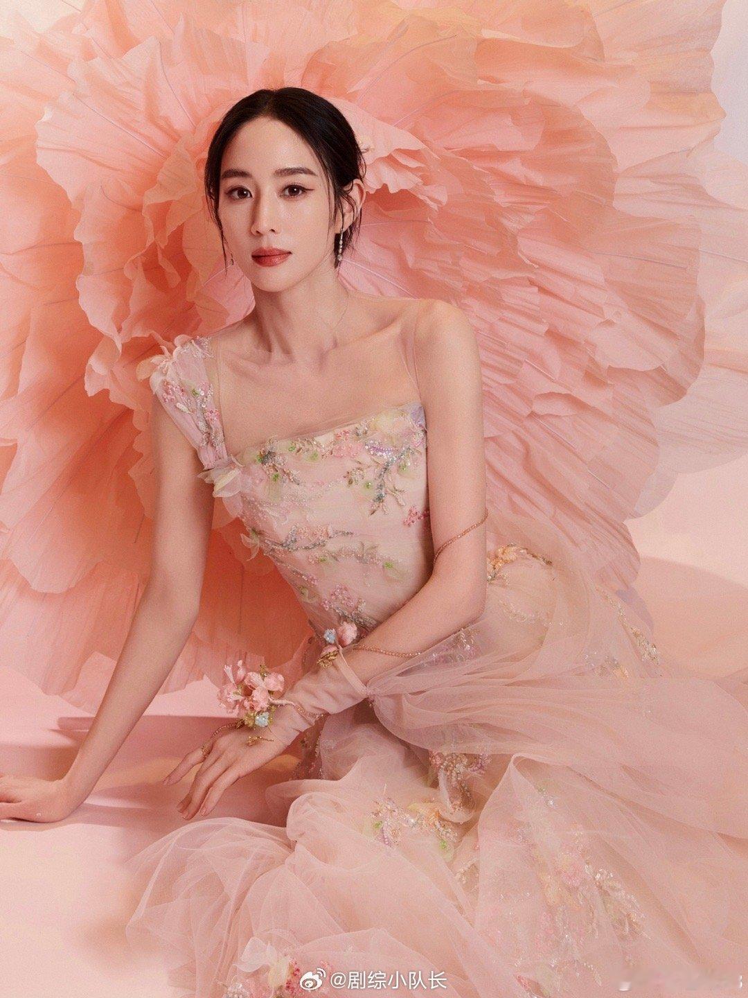 张钧甯背后好大一朵粉黛 张钧甯这身春晚造型绝了！身后那朵粉黛比人还大，配上非遗装