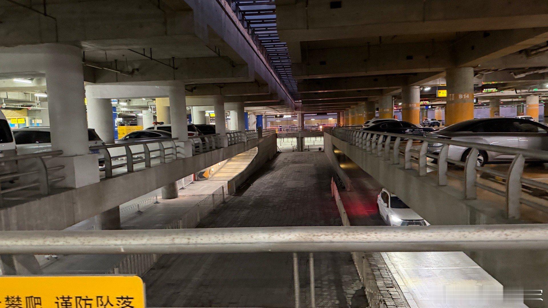 记得以前上学的时候的政治课，都要求我们背诵几大矛盾。最近在若干个社交平台发现各家