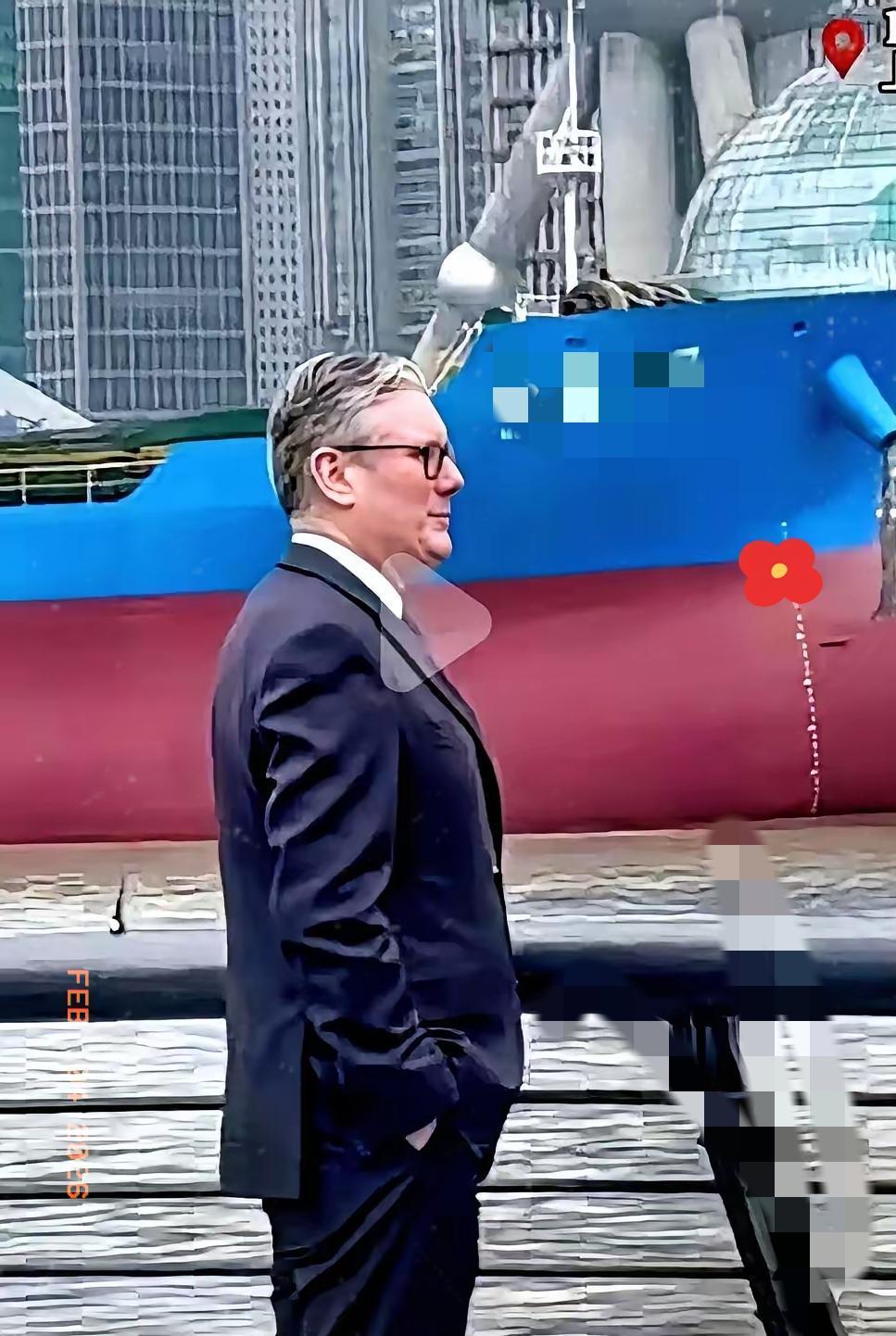 有时候你不得不服，老天爷才是最牛的导演。
英国首相，站在上海外滩，望着对岸的陆家