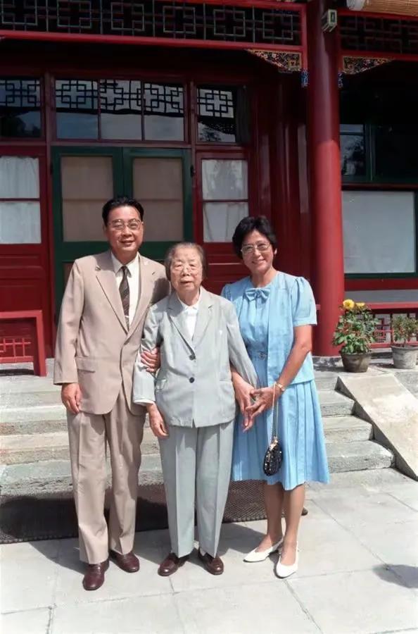 李鹏与邓颖超关系匪浅。1939年，在成都的李鹏因伤得到了邓颖超的关心照料，邓颖超