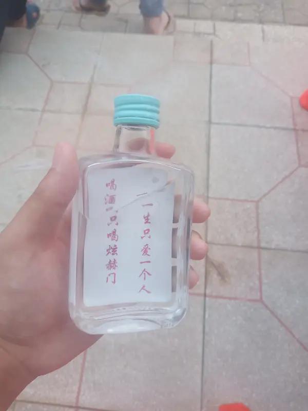 上联：饮尽杯中绝情酒，
下联：忘却梦里旧时人。