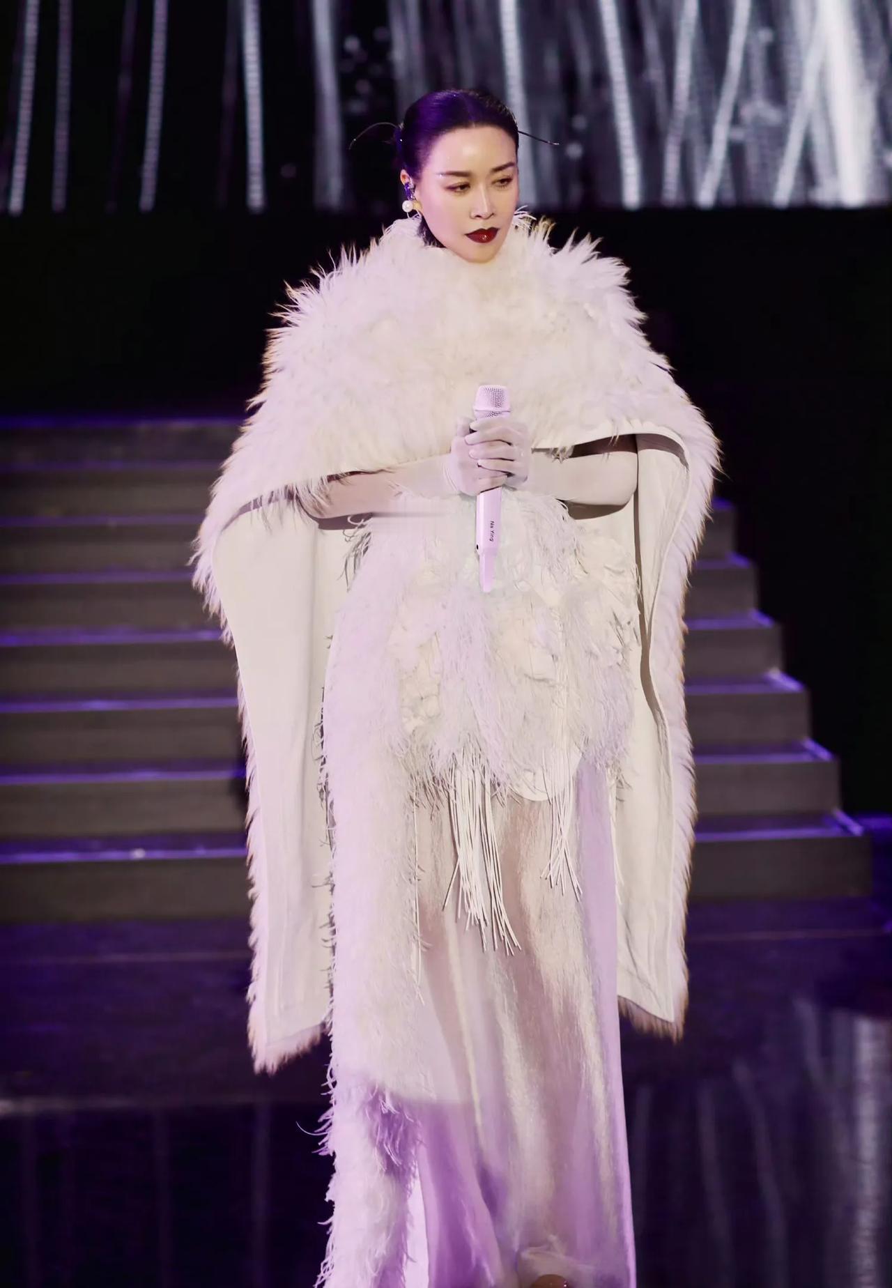 笑不活了，那英演唱会观众合唱环节，她看到有人没唱，直接问你怎么不张嘴啊？还得是她