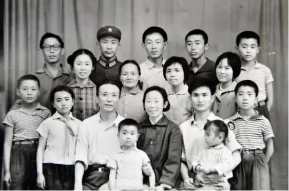 1966年，许曼云夫妇被带走了，临走前把保险柜的钥匙，和6个孩子交给了47岁保姆