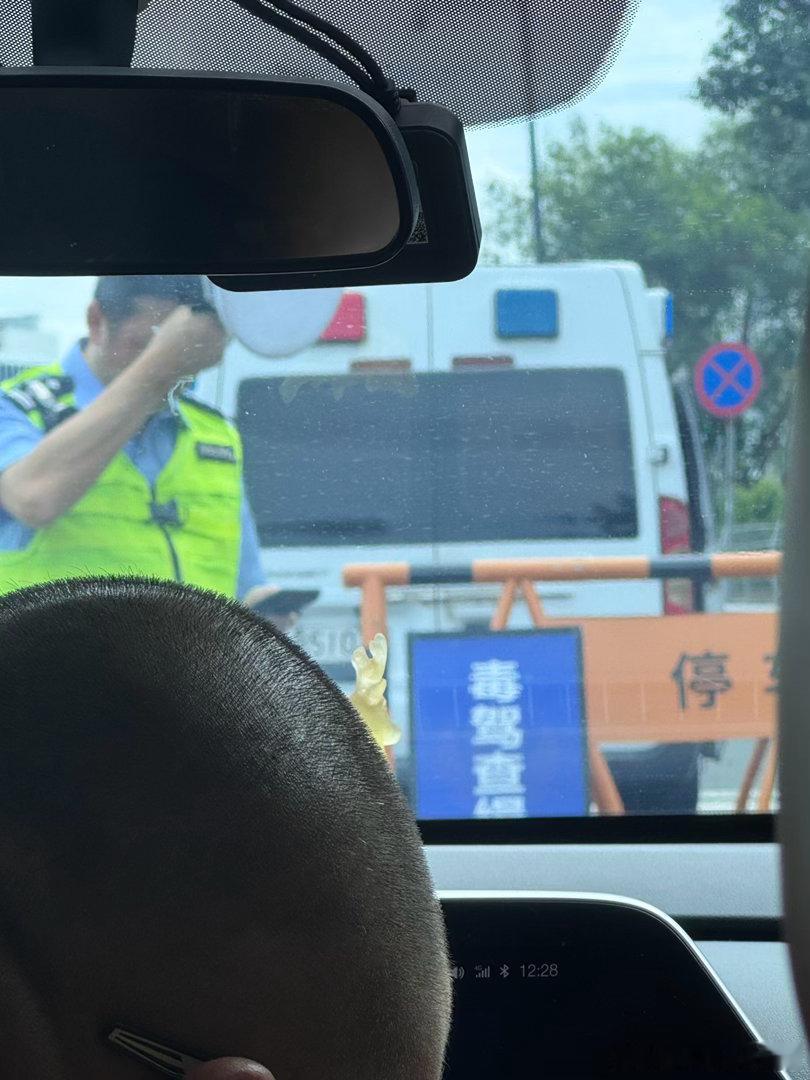 深圳原来还查毒驾啊。我以为是要给司机做尿检、结果只是查了查后备箱。P.S.感觉广