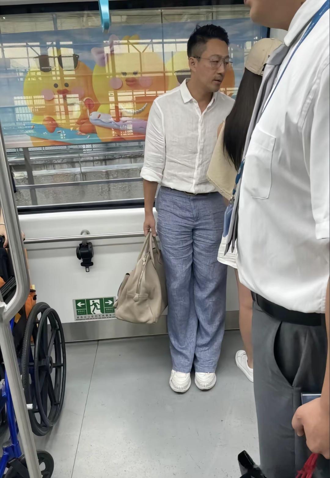 #汪小菲斥偷拍者##汪小菲怒斥偷拍者# 汪小菲机场被偶遇，打扮遭吐槽，汪小菲怒斥