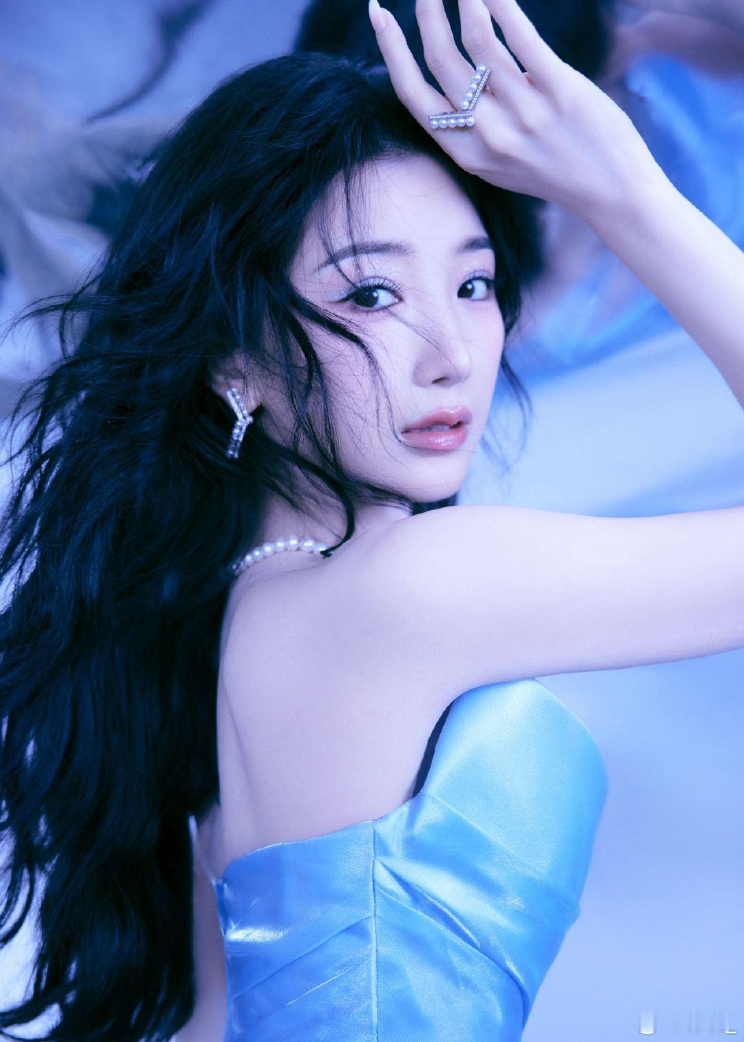 毛晓彤蓝色美人鱼毛晓彤这颜值和状态，配上蓝色美人鱼造型，直接美到我心巴上！ ​​