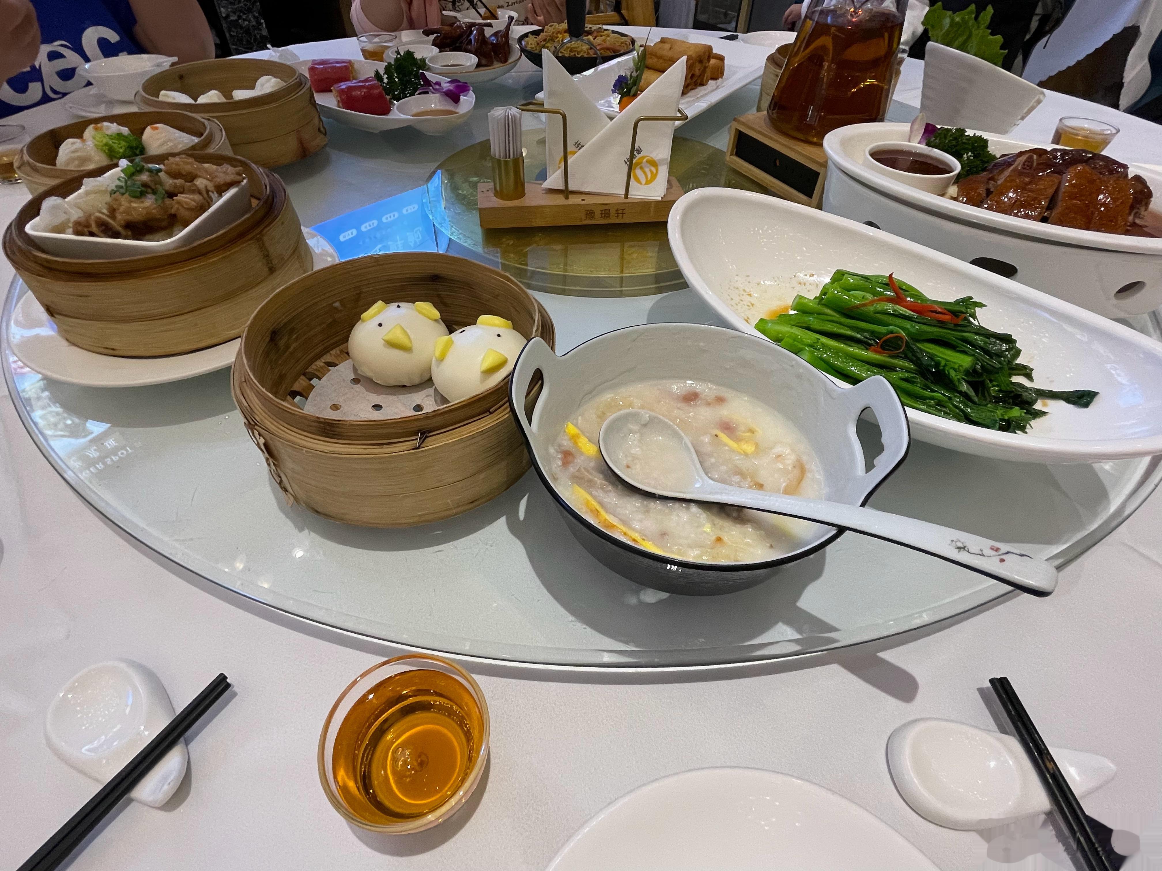 #回乡记# 今天和舅舅舅妈，还有小晴一家三口一起饮早茶。小晴的宝宝七个月，她说本