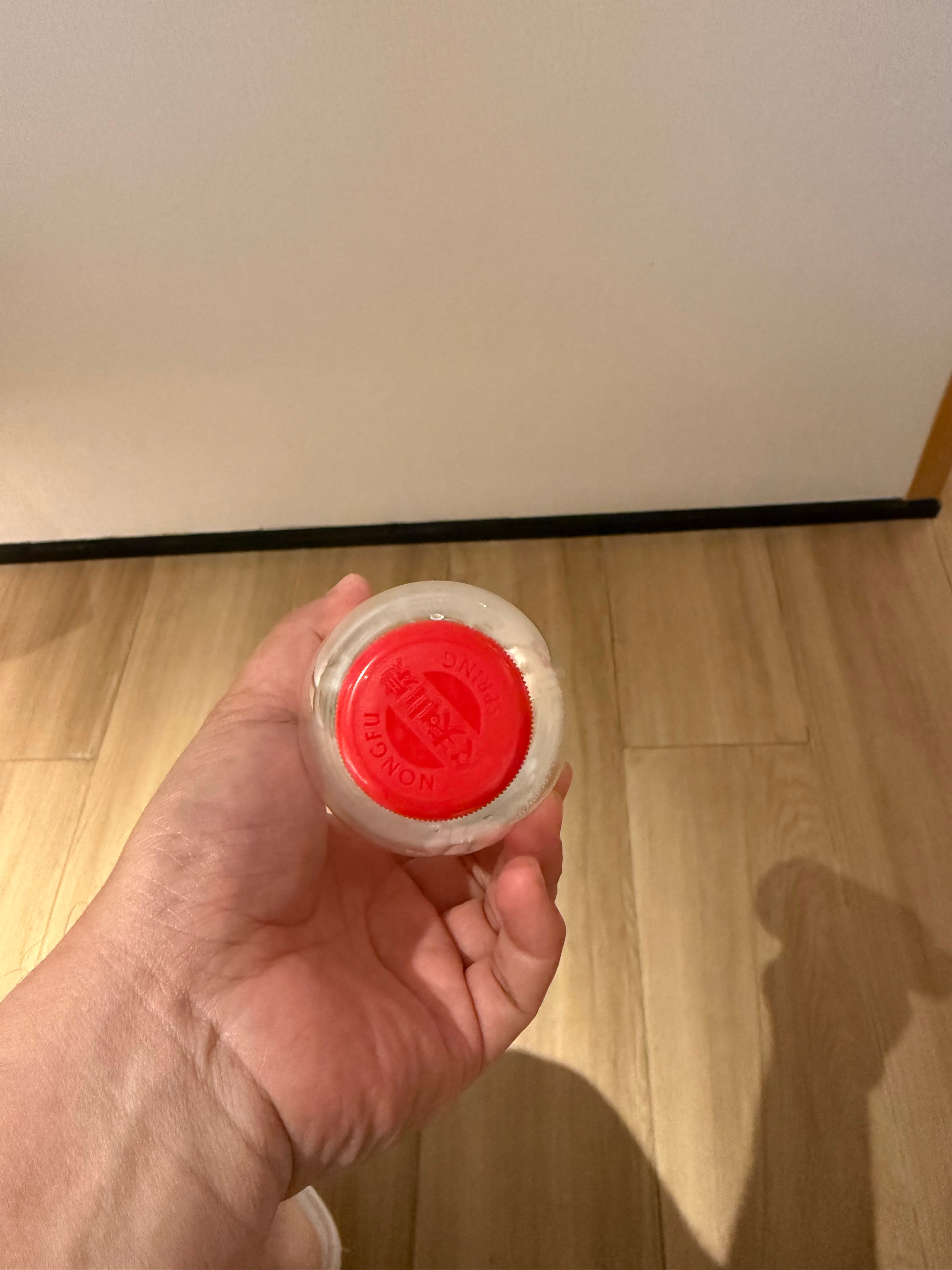 农夫矿泉水，是不是又在玩擦边球了？这新包装，一言难尽。 上海