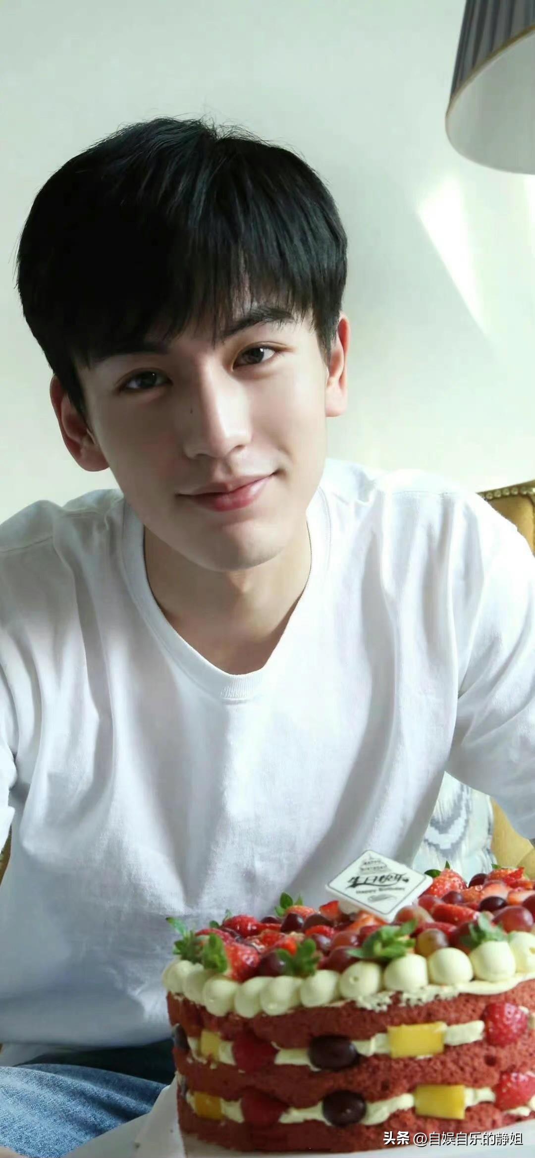 张凌赫这前半生，可谓真正的深刻诠释了：年轻时候随手丢的一颗石头，在多年以后忽然砸