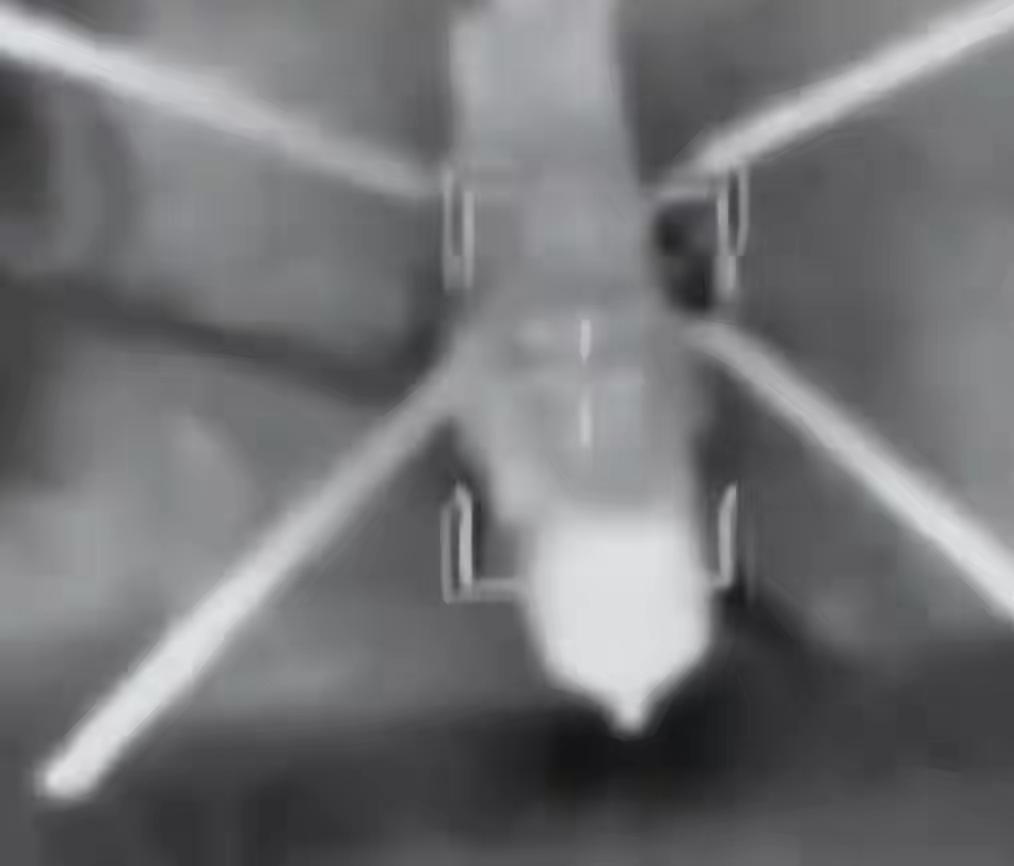 伊朗人也学俄罗斯，
在军事基比内画上无人机图，来谜惑美以。
当美以派遗高音速无人