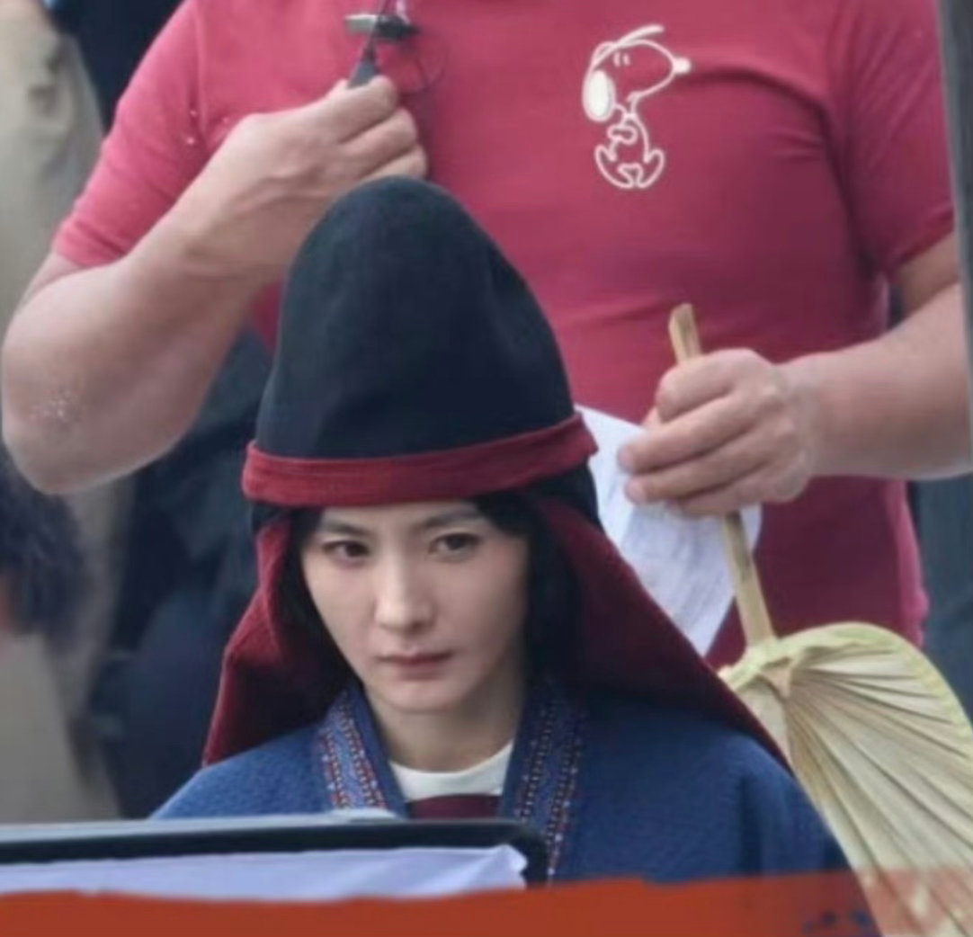 杨幂冯湮儿路透 杨幂的妆造被细品了，大家说她朴素越来像谢娜，而且很需要服饰和妆容