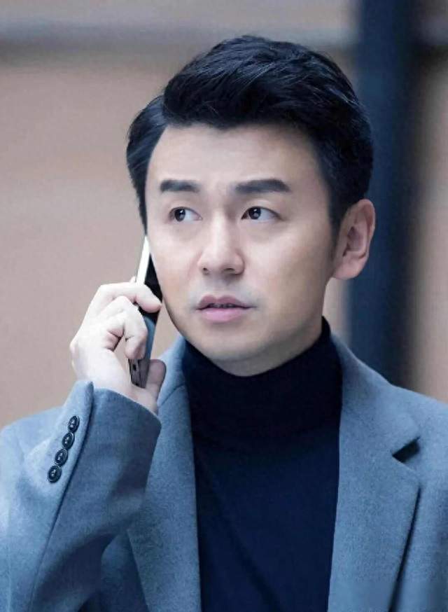 雷佳音现身网球场，长发眼镜造型太松弛，网友直呼认不出前夫哥