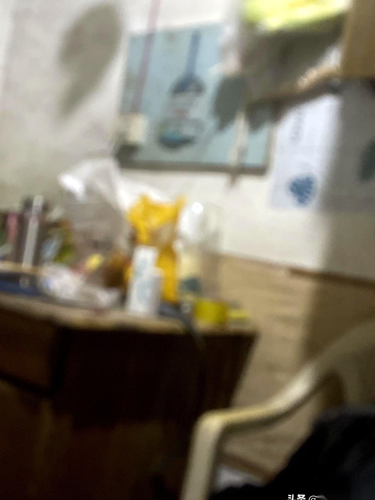 还有俩月过年了，我兜里比脸还干净。
真要命。
在这出租屋里已经窝了三天，感觉心都