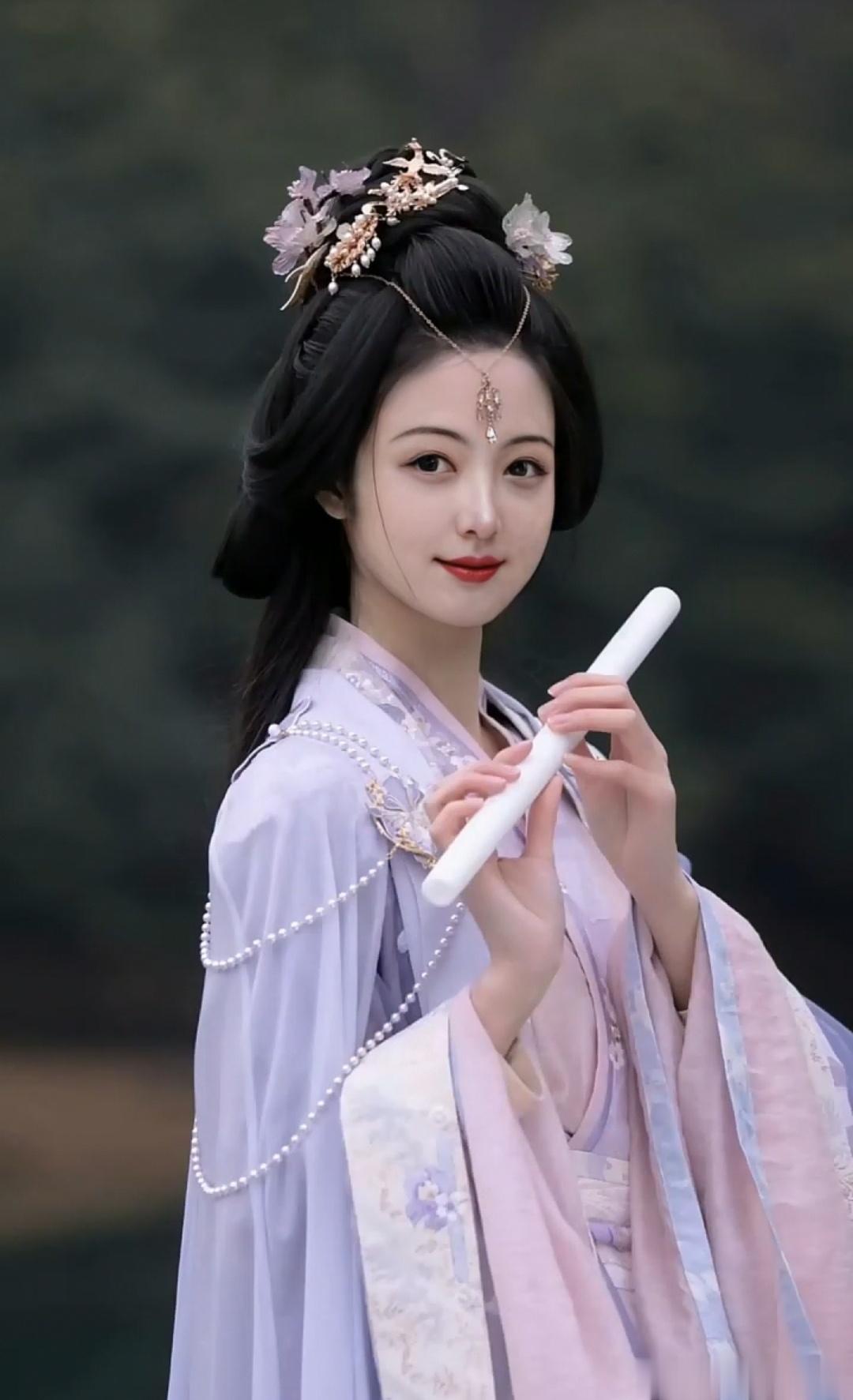 #情爱日记[超话]#人吹彩箫去，天借绿云迎。曲在身不返，空余弄玉名。 ​​​