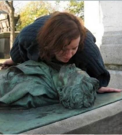 巴黎拉雪兹神父公墓中的维克多·努瓦（Victor Noir）之墓之所以闻名，并非