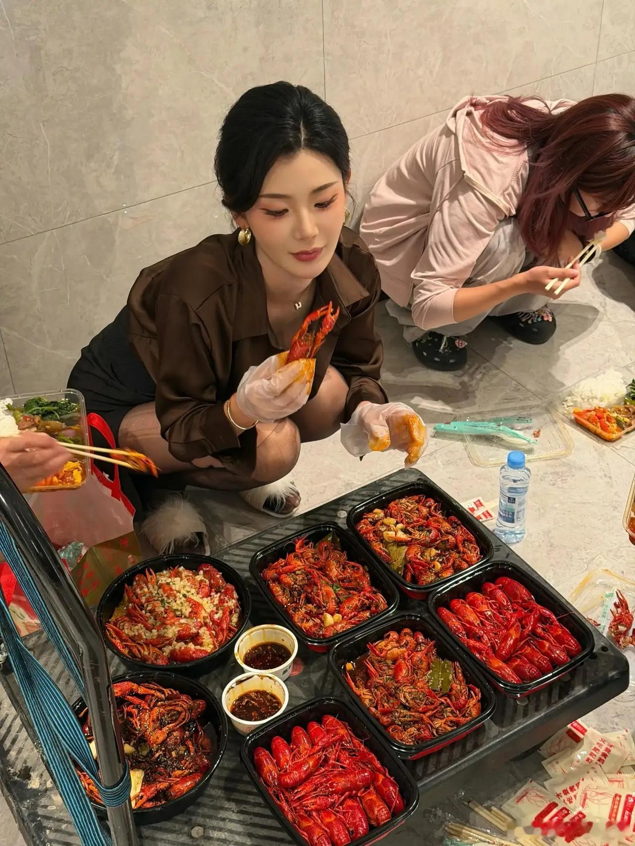 王星辰这是在表演“吃饱、喝足、好睡觉”吗！ ​​​