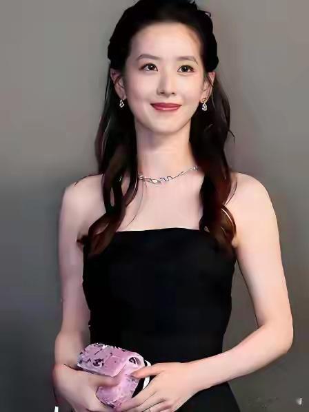 章泽天现身欧冠赛场，一身老钱风穿搭尽显出众气质。她本可以安稳享受生活，可看得出来
