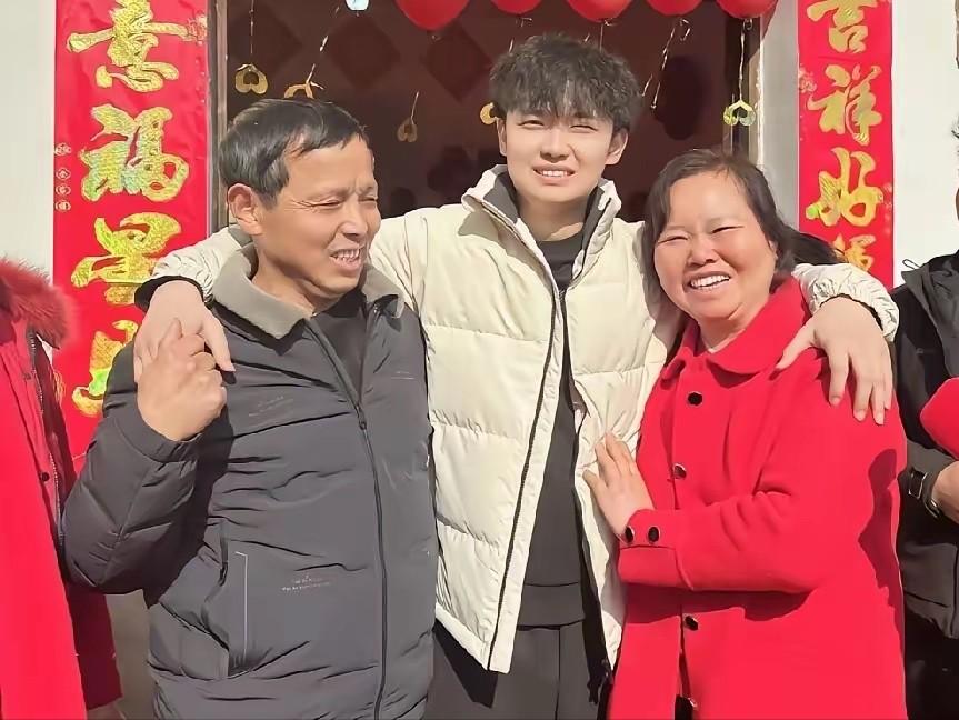 找到亲生父母后，他毅然辞掉工作，退还养父母购置的车房，办理户口迁移，彻底回归原生