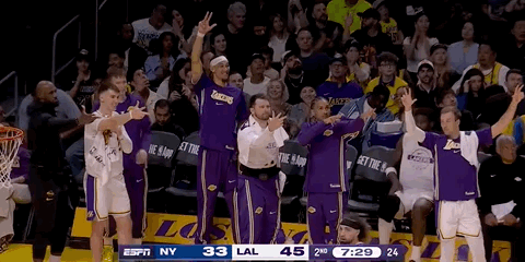 范德彪都进三分了！湖人领先12分！詹姆斯站起来庆祝尼克斯vs湖人