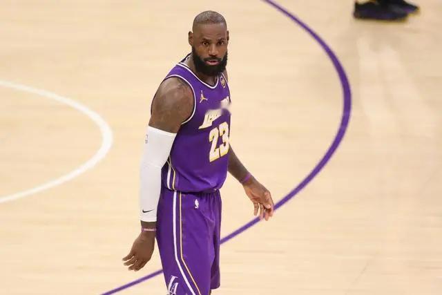 “他又回来了”今日NBA常规赛湖人112-108击败76人。第四节最后时刻詹姆斯