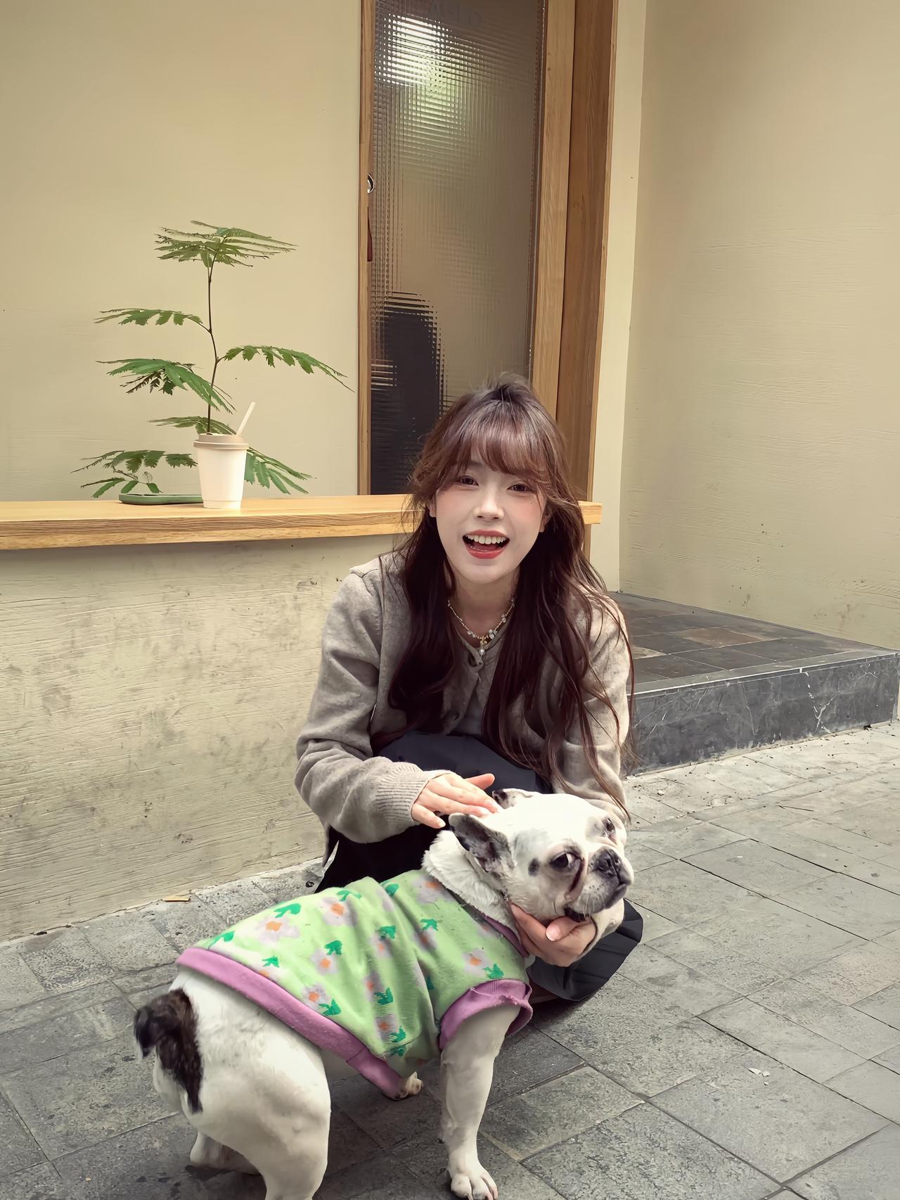 有时候只需要咖啡 钱 旅行和新衣服
春季穿搭 今天也有好好穿衣服 我们的可颂时刻