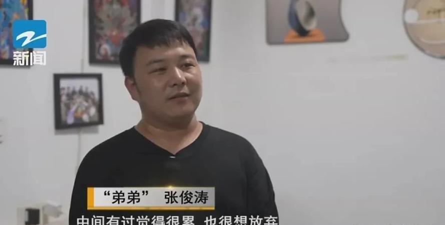 公园长椅上收留一个陌生少年，董荷花没想到，一饭之恩这个少年还了很多年。

200