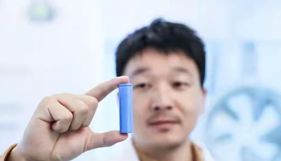 中国水电池实现12万次循环寿命，这简直是电池界的重大突破！科研团队通过使用pH=
