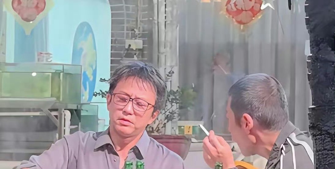 偶遇46岁的邓超与朋友吃饭，这才是中年男人的正常状态 