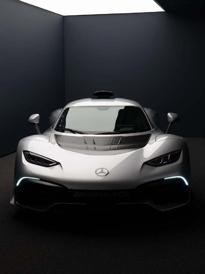 这台“公路F1”也太炸了！梅赛德斯-AMG ONE简直是超跑界的顶流神话，把赛道