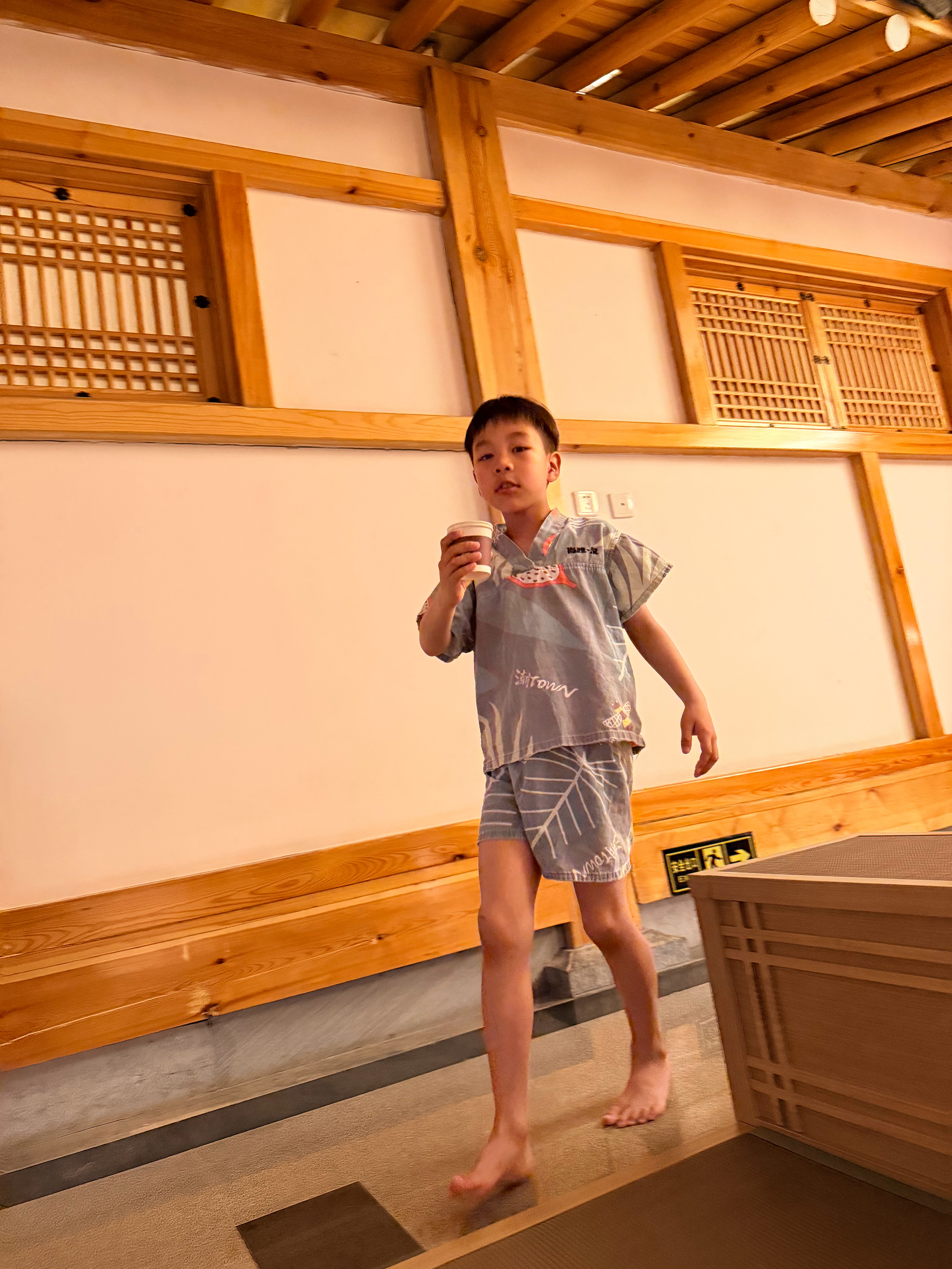 今天孩子提前放假了，放学接他去泡了个温泉，享受父子难得的独处时光。但在校门口孩子