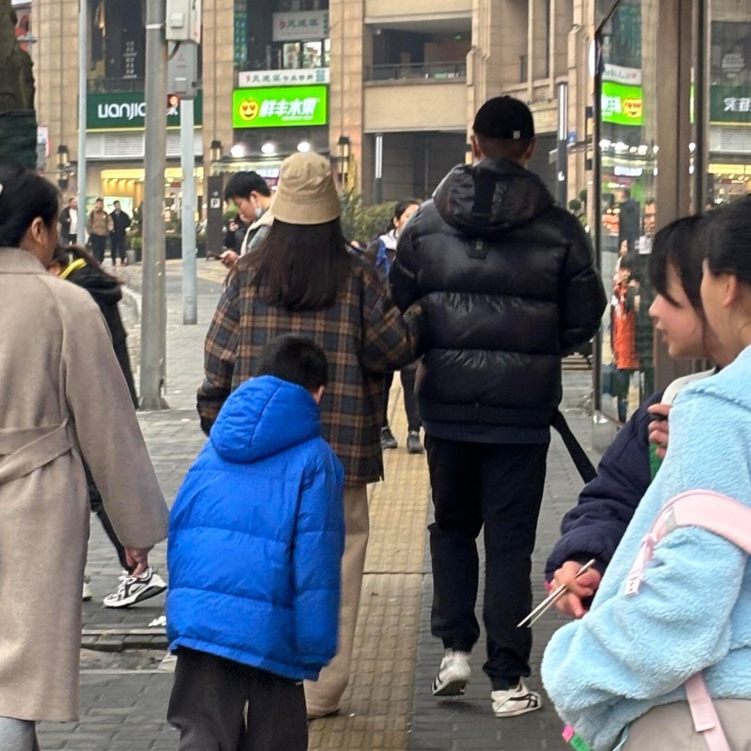 曝任重孙骁骁有孩子多位网友在微博上爆料称，在重庆偶遇演员任重和孙骁骁挽手逛街，看