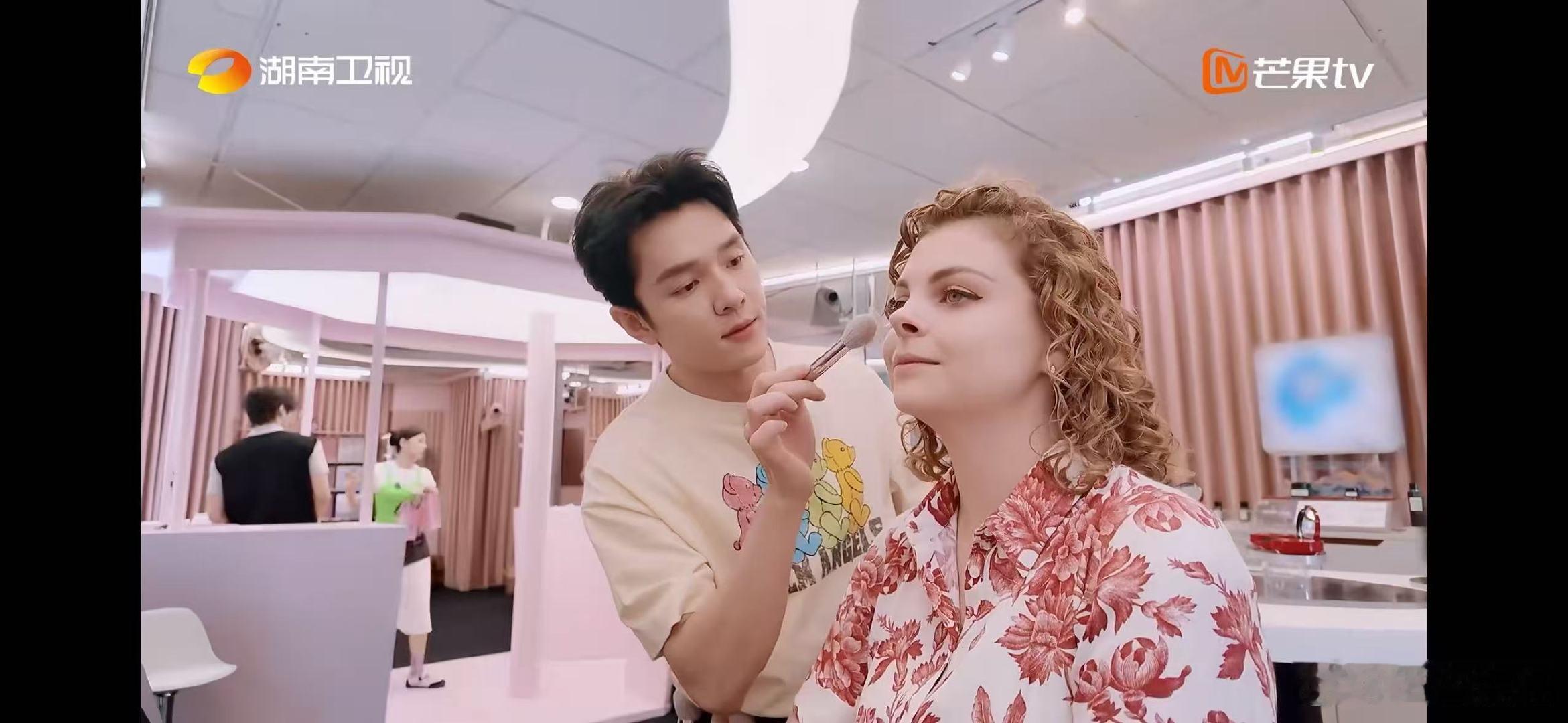 李佳琦柜哥的含金量还在上升李佳琦柜哥舒适区巴黎合伙人瞧这！李佳琦柜哥含金量猛增，