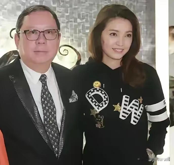 这个女孩是个聪明人，不哭不闹，不要名分，安安静静的陪在林建岳身边。

林宝贤（M