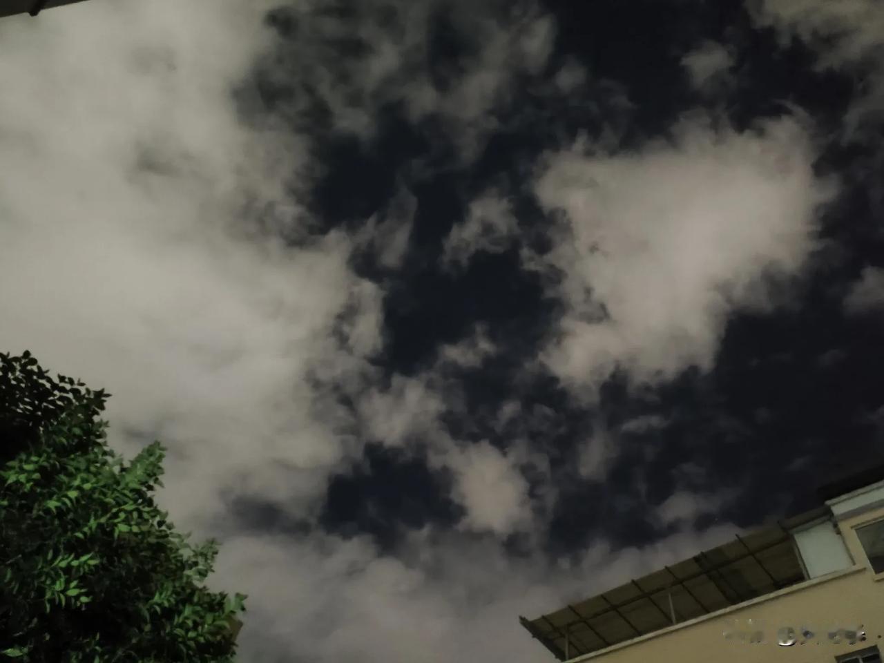 云影如墨染，#堡状层积云# 要下雨的节奏！