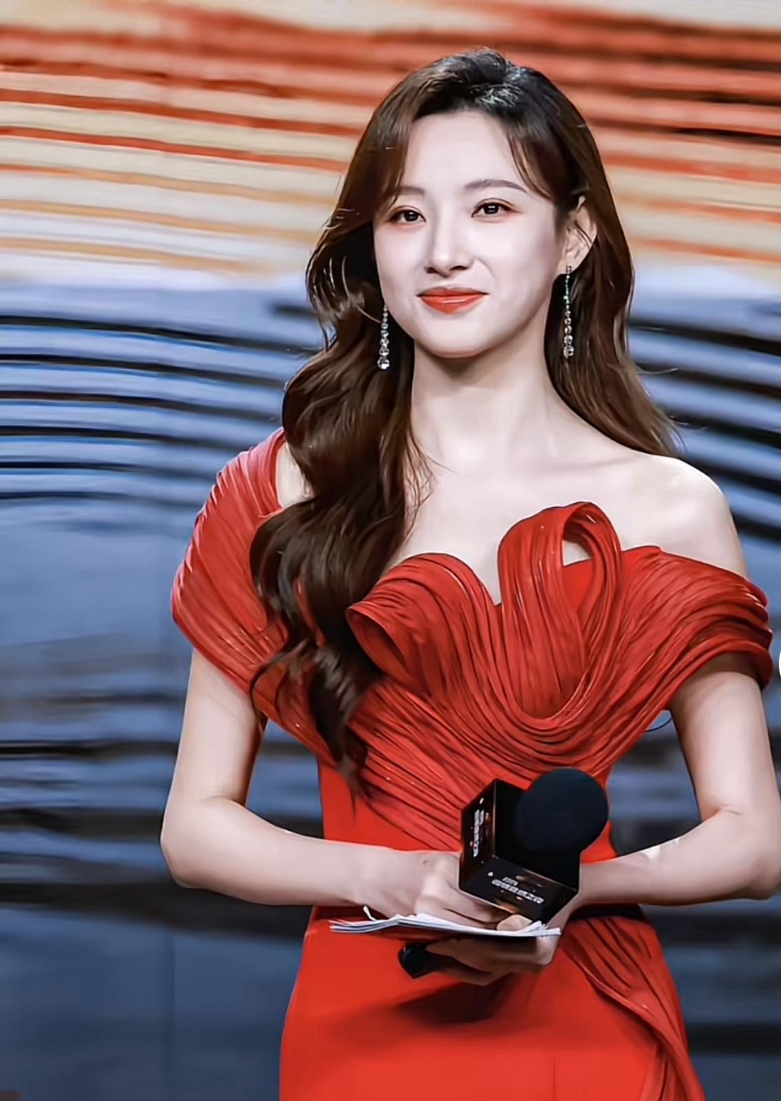 马凡舒真挺冤的。她连续主持春晚，事业发展得很不错，可各种离谱谣言却缠上她。像“插