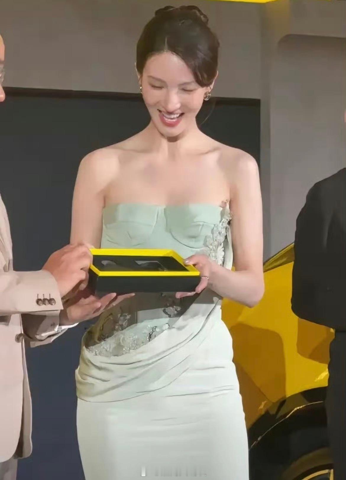 金晨道歉后为何仍被揪着不放有瓜吃当然越大越好，大家都是不嫌事大的如果要说有错的，