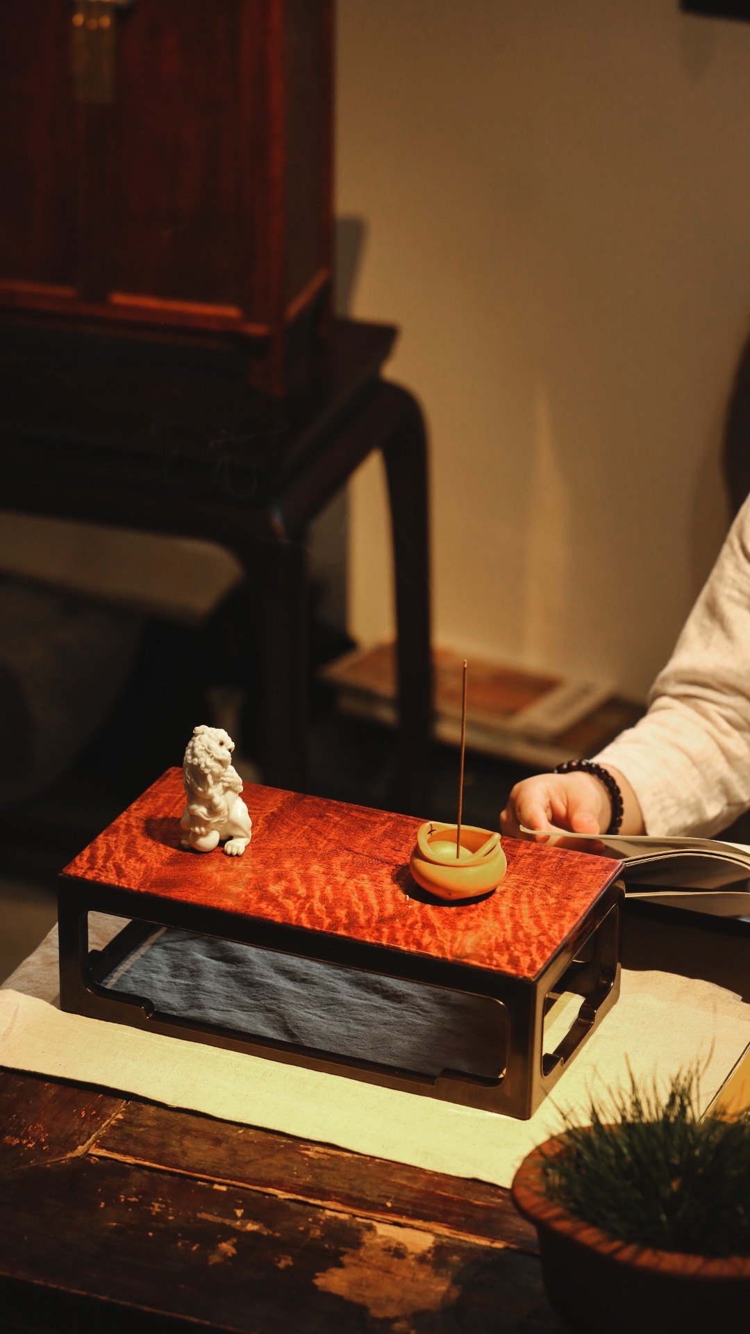 紫光檀x缅花【如影】案上香几紫光檀做框 撞色独板满水波缅花案面 手工榫卯制作，造