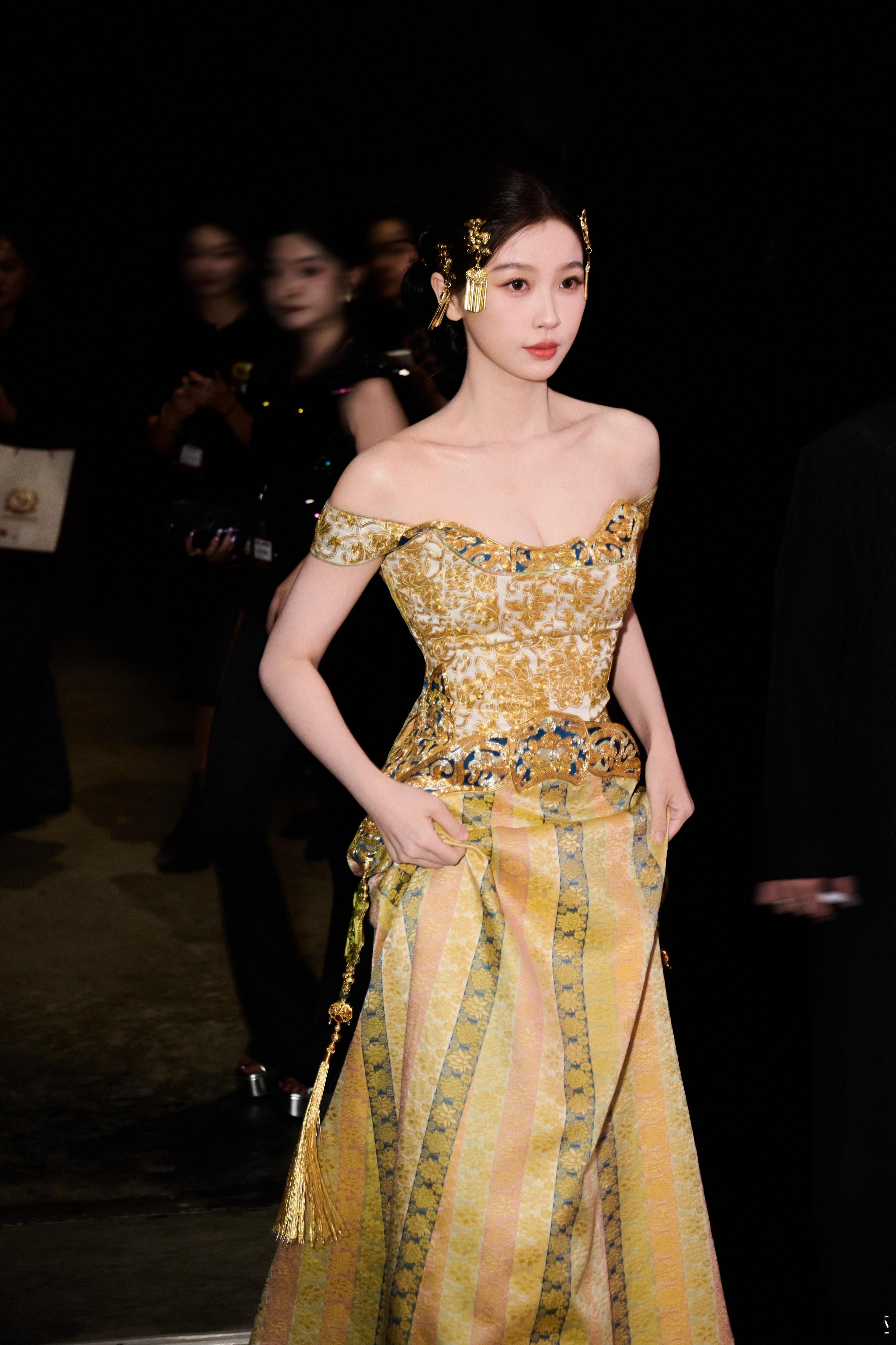 虞书欣黄油小熊跳spicyhoney虞书欣泰国头条年度风云人物红毯人间绝色欣欣子