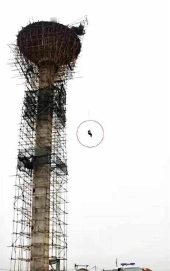 “吃相太难看了！”陕西扶风，一男子干活时，从塔上坠落身亡，公司赔偿家属180万后
