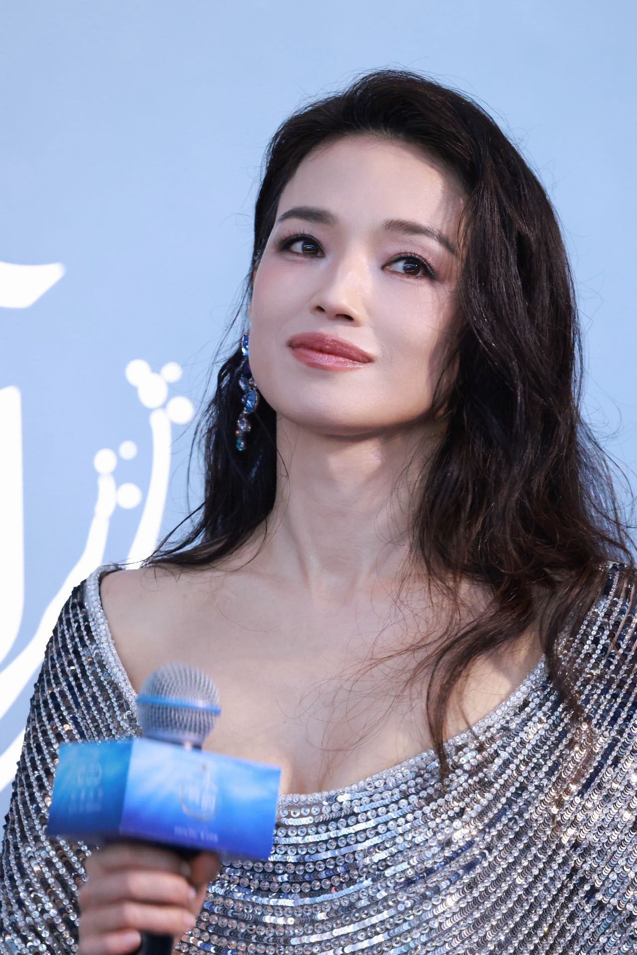 舒淇 摇曳生姿的银河玫瑰 把高级感刻进DNA！大气优雅的长相配上璀璨礼服，她每一