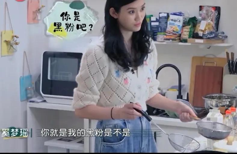 还是应该笑对人生，把自己的尴尬往事当成一件平常事对待。奚梦瑶曾经在走秀中“一摔成