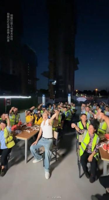 吴克群给西安00后工地女孩送手机吴克群探访西安工地，偶遇努力打拼的00后打工女孩
