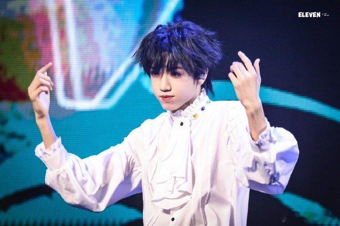 #张桂源卷毛宫廷王子# 张桂源卷毛宫廷王子，是谁还没被张桂源的舞台给帅到，小王子
